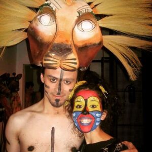 Sissi Martins Instagram - Parabéns meu irmão!! Esta foto é de um tempo em que o Teatro era  para nós aquilo que mais amavamos fazer disfarçado de hobby! Os ensaios eram aos fins de semana, e os pais esperavam horas na rua à nossa espera! O Teatro era fazer adereços e figurinos,cenários se fosse preciso, era ajudar no que sabíamos e no que não sabíamos fazer! E não há escola como esta, a de não saberes como mas tens de fazer acontecer,era Magia,era acreditar que tudo iria dar certo e a cortina iria abrir a um mundo desconhecido e daríamos tudo de nós para tornar este universo verdadeiro e unico!Nunca era perfeito aos nossos olhos,havia sempre percalços, mas foram estas falhas, conquistas e criações que nos fizeram escolher este caminho! Coitados dos nossos pais! Dois filhos artistas é dose!!!Mas somos tão felizes quanto a arte nos deixa ser! Obrigada pela tua existência,estás velho,é verdade, mas vê o lado positivo...
Hoje vivemos nesta fotografia para sempre,no lado mágico!! #irmãodasissi #thestar #itsmybrothersbirthday 
#theatrekids