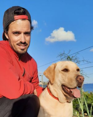 Sissi Martins Instagram - Querido Ruben hoje é o dia,aquele dia em que celebramos a tua existência, aquele dia que tu tanto te recusas a aceitar que é teu,aquele dia em que posso gritar ao mundo que tu existes e fazes os meus dias mais felizes. Tão mais felizes que me fez ter finalmente vontade de escrever! 
Então,hoje sou grata por poder partilhar contigo este 50° dia de quarentena nestes tempos isolados que vivemos! Sim,têm sido dias difíceis,tivemos sustos,já tivemos medo,já choramos,já perdemos,já sentimos falta,mas o que mais me impressiona é que tudo isto é superado diariamente por gargalhadas,gritos pelos sustos que teimas em me pregar(às vezes sei que o fazes só para me ouvires rir) pelas caminhadas a 3,pelas loucuras diárias de 2 artistas fechados em casa com uma cadela a dar-nos amor incondicional,música que nos faz dançar,música que nos faz cantar e teatradas que nos fazem querer voltar sem medos ao nosso amado palco! Hoje sou grata por te ter na minha vida mais que nunca,estar ao teu lado a ultrapassar algo inesperado quanto uma pandemia tem nos feito pensar e sentir de forma diferente,serão dias que contaremos no nosso futuro como um tempo em os artistas ficaram em casa privados do nosso amor à profissão mas fizemos música,dançamos, pintamos,fizemos outros sorrir à distância,escreveram-se textos,a natureza cresceu mais bonita,viram-se espetáculos,aulas e concertos nos telefones e finalmente apagaram-se 38 velas a 3,repletos de felicidade,porque os heróis de bata e máscara lutaram por nós até ao fim enquanto nós só tivemos de ficar em casa! Só contigo eu poderia sobreviver a este Tempo! Amo-te mais que ontem e menos que amanhã 
Parabéns meu companheiro e nosso herói tua Si e tua Smile❤🐾 #happybirthday #quarentena #sissiruben
