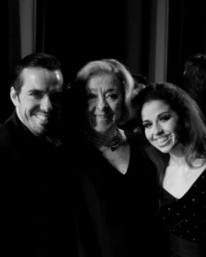 Sissi Martins Instagram - "O meu nome é Simone e canto cantigas!"
Com toda a entrega e carinho deste elenco tão bonito para quem quiser receber este amor a Simone, hoje na @rtppt 
#simoneomusical 
#simoneoliveira