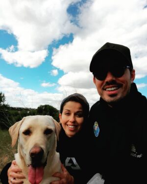 Sissi Martins Instagram - Querido Ruben hoje é o dia,aquele dia em que celebramos a tua existência, aquele dia que tu tanto te recusas a aceitar que é teu,aquele dia em que posso gritar ao mundo que tu existes e fazes os meus dias mais felizes. Tão mais felizes que me fez ter finalmente vontade de escrever! 
Então,hoje sou grata por poder partilhar contigo este 50° dia de quarentena nestes tempos isolados que vivemos! Sim,têm sido dias difíceis,tivemos sustos,já tivemos medo,já choramos,já perdemos,já sentimos falta,mas o que mais me impressiona é que tudo isto é superado diariamente por gargalhadas,gritos pelos sustos que teimas em me pregar(às vezes sei que o fazes só para me ouvires rir) pelas caminhadas a 3,pelas loucuras diárias de 2 artistas fechados em casa com uma cadela a dar-nos amor incondicional,música que nos faz dançar,música que nos faz cantar e teatradas que nos fazem querer voltar sem medos ao nosso amado palco! Hoje sou grata por te ter na minha vida mais que nunca,estar ao teu lado a ultrapassar algo inesperado quanto uma pandemia tem nos feito pensar e sentir de forma diferente,serão dias que contaremos no nosso futuro como um tempo em os artistas ficaram em casa privados do nosso amor à profissão mas fizemos música,dançamos, pintamos,fizemos outros sorrir à distância,escreveram-se textos,a natureza cresceu mais bonita,viram-se espetáculos,aulas e concertos nos telefones e finalmente apagaram-se 38 velas a 3,repletos de felicidade,porque os heróis de bata e máscara lutaram por nós até ao fim enquanto nós só tivemos de ficar em casa! Só contigo eu poderia sobreviver a este Tempo! Amo-te mais que ontem e menos que amanhã 
Parabéns meu companheiro e nosso herói tua Si e tua Smile❤🐾 #happybirthday #quarentena #sissiruben