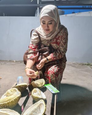 Sissy Firman Instagram - Belah Duren di malam hari paling enak dengan???? 😂🤭