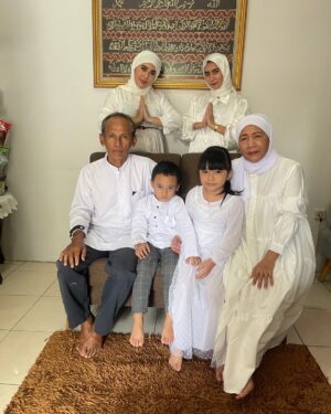 Sissy Firman Instagram - Minal aidin wal faidzin, maaf lahir batin 🙏 #eidmubarak