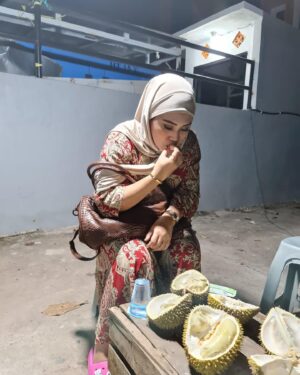 Sissy Firman Instagram - Belah Duren di malam hari paling enak dengan???? 😂🤭