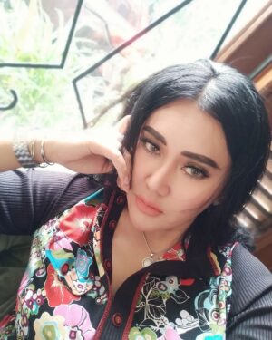 Sissy Firman Instagram - Nunggu adzan Maghrib aja yg udah pasti, daripada nunggu km yg belum pasti 😂  Selamat berpuasa 😁🙏