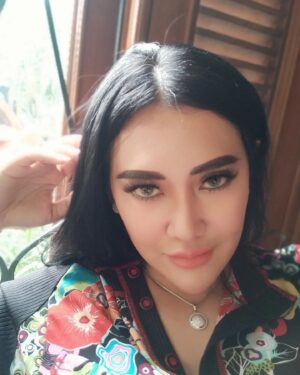 Sissy Firman Instagram - Nunggu adzan Maghrib aja yg udah pasti, daripada nunggu km yg belum pasti 😂  Selamat berpuasa 😁🙏