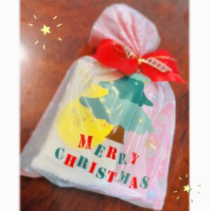 Sister Claire Instagram - にちかちゅ「たぶん1番早いとおもうんだけど……」.
.
.
とクリスマスプレゼントもくれたよ〜😭💞すき.
.
.
なんとコラボカフェもご好意で閉店後一緒に….
カフェの皆さんも、カフェの店内も、私の配信が流れていること以外は本当に素敵で、素敵な時間を過ごさせて頂きました…(はずかしかったです)