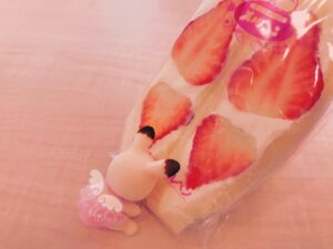 Sister Claire Instagram - おや…こんなところに….
#いちごサンドの妖精 が🍓.
.
.
.
#シルバニア #シルバニアファミリー #シルバニアの赤ちゃん #いちごサンド #メルヘン #ゆめのか🍓