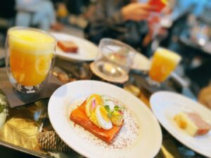 Sister Claire Instagram - 電音部でお世話になっている、水上雛ちゃん役のにちかちゅ(@nichika_omori )とカフェに…♡.
.
.
.
おしゃれな空間で美味しいものをいただきながら、楽しくおしゃべりして、たのしすぎた〜☺️