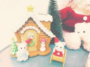 Sister Claire Instagram - メリークリスマスな感じのベッド横スペースです☺️🎄.
.
.
#くれあら
#クリスマス
#シルバニアファミリー 
#かわいかったんだもん…