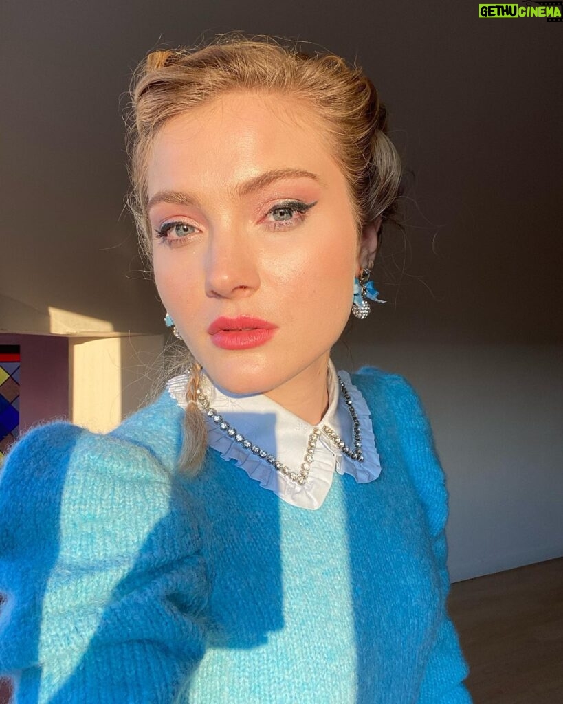 Skyler Samuels Instagram - No filter? No problem. Not registered to vote? BIG problem. Please register to vote if you haven’t already. I, along with the rest of the internet, will continue to spam your feed until you do 😘💙 #vote