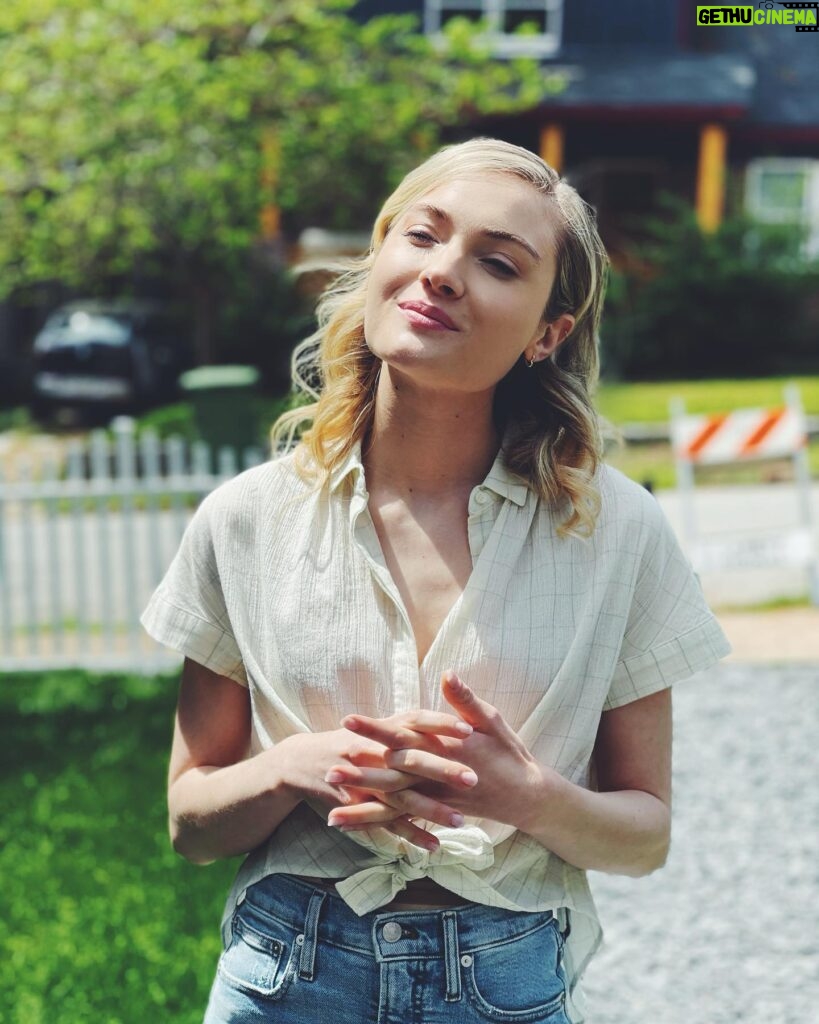 Skyler Samuels Instagram - happy here ☀️🎬