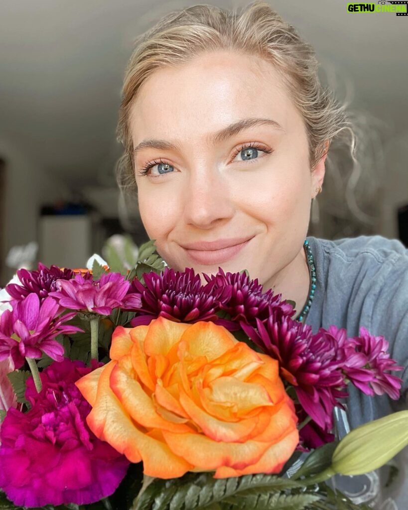 Skyler Samuels Instagram - 💐