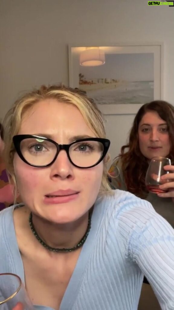 Skyler Samuels Instagram - Behind the scenes of our new podcast Showmance by @romcompods. With me, @beccamfreeman & @rachaelgking. We talk all things podcast, super heroes, hot British men, chicken, and more. Cheers! 🥂