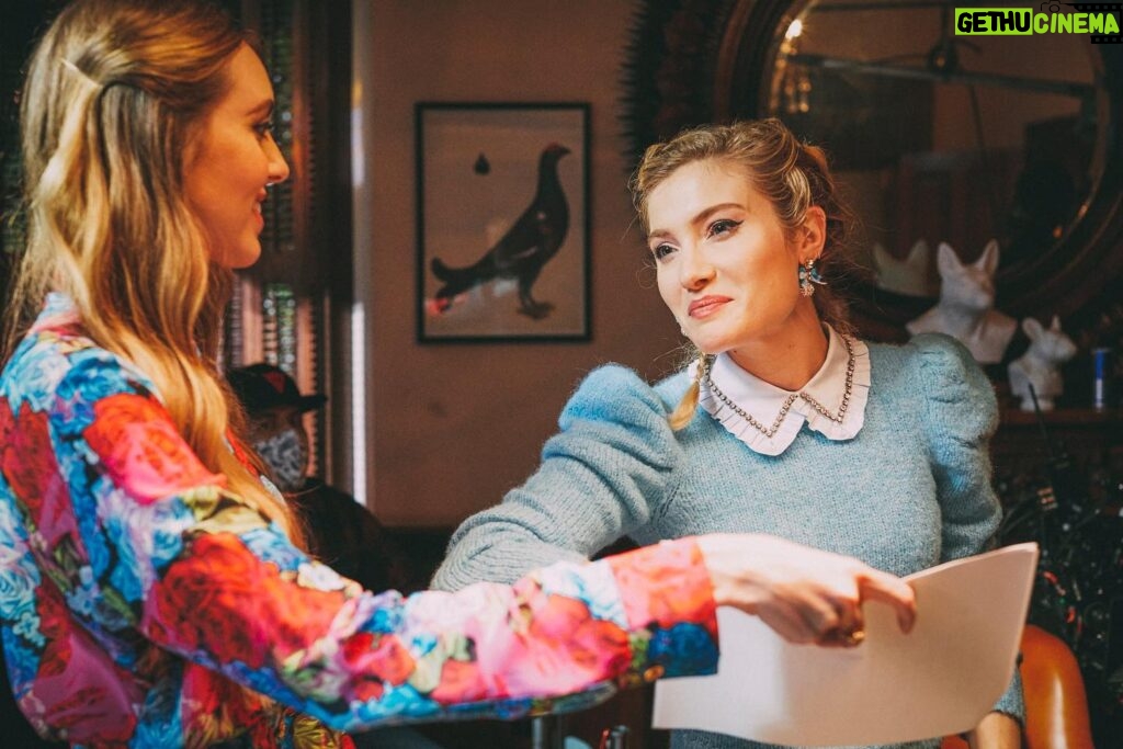 Skyler Samuels Instagram - may you surround yourself with people who look at you the way i look at @livvia 😂 💕👯‍♀️