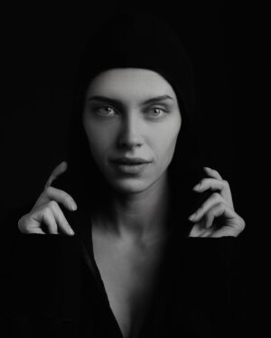 Snezhana Samokhina Instagram - Реальность жестокая.
Ваше укрытие не без щелей.
Жизнь просачивается во всё.
И вы реагируете.
Никто не спрашивает, реальность это,
или нет, правда, или ложь.
Только в театре такой вопрос имеет
значение. И даже там едва ли.