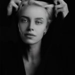 Snezhana Samokhina Instagram - Реальность жестокая. Ваше укрытие не без щелей. Жизнь просачивается во всё. И вы реагируете. Никто не спрашивает, реальность это, или нет, правда, или ложь. Только в театре такой вопрос имеет значение. И даже там едва ли.