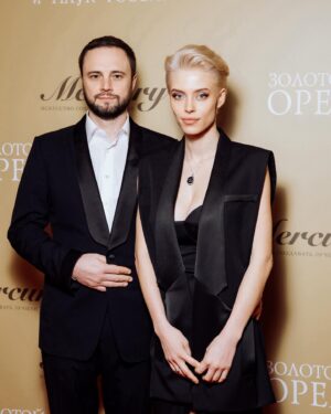 Snezhana Samokhina Instagram - Премия золотой орел ✨

Образ @daviani 
Платье @laroombrand