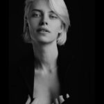 Snezhana Samokhina Instagram - Реальность жестокая. Ваше укрытие не без щелей. Жизнь просачивается во всё. И вы реагируете. Никто не спрашивает, реальность это, или нет, правда, или ложь. Только в театре такой вопрос имеет значение. И даже там едва ли.