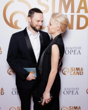 Snezhana Samokhina Instagram - Премия золотой орел ✨

Образ @daviani 
Платье @laroombrand