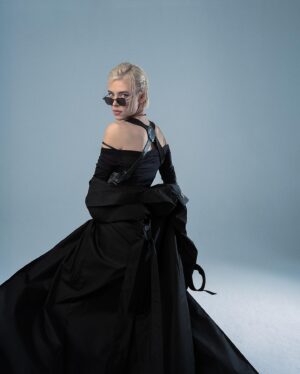 Snezhana Samokhina Instagram - ICON: Снежана Самохина в образе Лары Крофт 

«Мы так часто стараемся соответствовать рамкам, в которые нас вгоняет общество… Но самый верный и самый сложный путь - делать то, что тебе действительно хочется», — актриса о походах в горы, профессиональных челленджах и женском балансе. 

VY MAG @vy_mag запускает проект «ICON». Мы предложили инфлюенсерам примерить образы культовых женщин, которыми они вдохновляются. 

Главный редактор Александра Чурекова @strizs поговорила со Снежаной о том, как работать над собой, преодолеть стереотипное мышление и научиться не стесняться своей сексуальности. 

Читайте интервью на vy-mag.com

Для @vy_mag
Съемка: @stakan_prod @mishiev_reymand
Стилист: @natylatinovic
Образы: @D.V.brand @nude__story