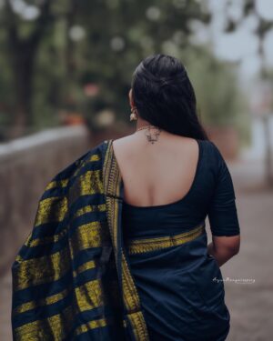 Snisha Chandran Instagram - ✨🖤

📸 @_arjunmangalashey_ 
🥻 @kalyani_cotton 

#blacksareelove #blacksaree #sareelove #love #loveyourself #picoftheday #instagood #instalike #instagram #instadaily #instapic #trending #snisha