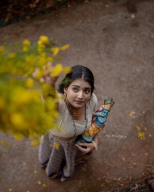 Snisha Chandran Instagram - Ithodu koodi Vishu series avasanichirikunnu😝🌸

#picoftheday #vishu #vishuphotography #like #liketime #insta #instadaily #instagram #instalike #instagood #instamood #love #loveyourself #snishachandran
