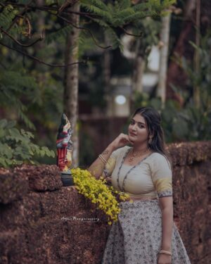 Snisha Chandran Instagram - Ithodu koodi Vishu series avasanichirikunnu😝🌸

#picoftheday #vishu #vishuphotography #like #liketime #insta #instadaily #instagram #instalike #instagood #instamood #love #loveyourself #snishachandran