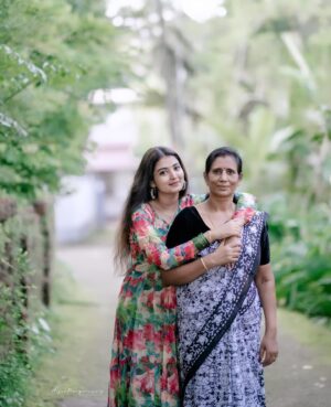 Snisha Chandran Instagram - Mother is the only person who carries you 9 month in her belly, 3 year in her arms,and forever in her Heart❤️‍🔥 I love you so much Ammakutti😘
HappY Mother’s Day dears🫶🏻🥰

#mothersday #mother #motherlove #motherdaughter #happymothersday #picoftheday #pic #like #likesforlike #insta #instagram #instadaily #instalike #instagood #instamood #snishachandran #love