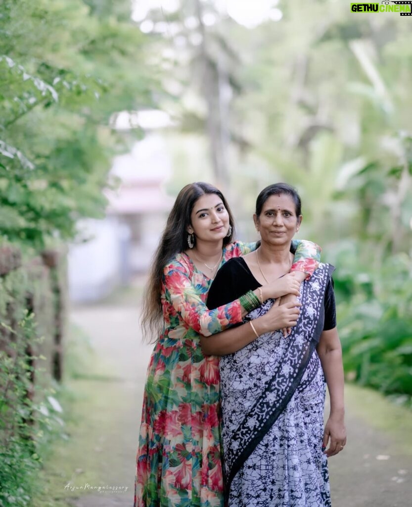 Snisha Chandran Instagram - Mother is the only person who carries you 9 month in her belly, 3 year in her arms,and forever in her Heart❤️‍🔥 I love you so much Ammakutti😘 HappY Mother’s Day dears🫶🏻🥰 #mothersday #mother #motherlove #motherdaughter #happymothersday #picoftheday #pic #like #likesforlike #insta #instagram #instadaily #instalike #instagood #instamood #snishachandran #love