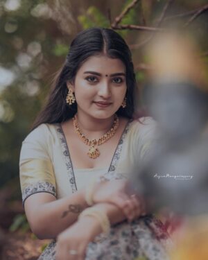 Snisha Chandran Instagram - Vishu🌸✨

📸 @_arjunmangalashey_ 
👗 @gourigopinath_official 

#picoftheday #vishu #happyvishu #vishuspecial #love #loveyourself #picofday #like #insta #instagram #instadaily #instalike #liketime #snishachandran