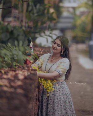 Snisha Chandran Instagram - ഏവർക്കും ഹൃദയം നിറഞ്ഞ വിഷു ആശംസകൾ✨❤️🌸

👗 @gourigopinath_official 
📸 @_arjunmangalashey_ 

#picoftheday #vishu #vishuspecial #happyvishu #like #instagood #instagram #insalike #snishachandran