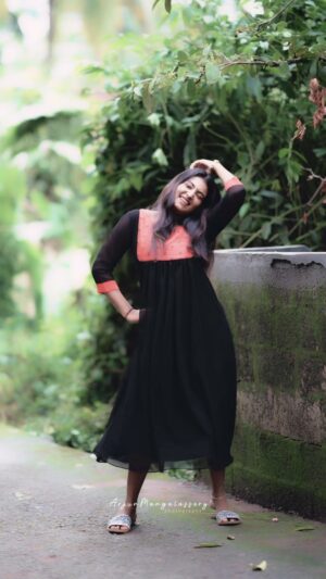 Snisha Chandran Instagram - 💃🏻🖤….

📸 @_arjunmangalashey_ 

#reels #reelsinstagram #reelsvideo #reelsindia #trendingreels #trending #like #instagram #instalike #snishachandran #loveyourself #aranmanai4 #love