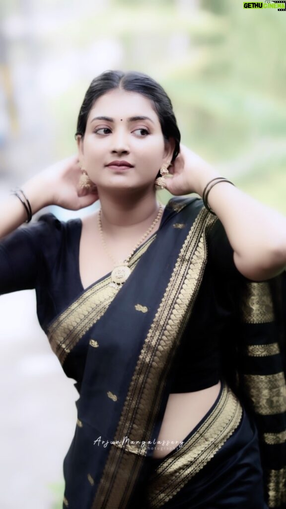 Snisha Chandran Instagram - 🖤✨ Beautiful saree from @kalyani_cotton VC @_arjunmangalashey_ #reels #reelsinstagram #sreelover #blacksaree #instagood #instagram #instadaily #snishachandran #loveyourself