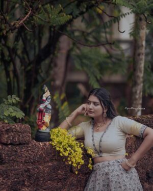 Snisha Chandran Instagram - Ithodu koodi Vishu series avasanichirikunnu😝🌸

#picoftheday #vishu #vishuphotography #like #liketime #insta #instadaily #instagram #instalike #instagood #instamood #love #loveyourself #snishachandran