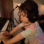 SoKo Instagram - « My mommy i was in the video and i was in your tummy and i missed you but there was a caravan and now we’re going to the horsey ride and that is all I’ve been singing I’m singing.. hammer hammer hammer Hammer hammer hammer Hammer hammer hammer 🔨 🔨 🔨 … » 🎤🎹 🎧 🐎❣️♾