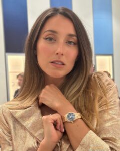 Sofía Sisniega Instagram - Desde la luna hasta el fondo del mar ⌚️#omega #seamaster 6,000 metros bajo el agua 🌊 #oceanconservation @lucacerecedo wearing: @tiscarenostudio via @steponfashion team: @pureandb