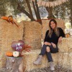 Sofía Sisniega Instagram - Celebrating #thanksvegan with @peta @officialpetalatino 🦃 Thank you for having us @kindredspiritscarefarm 🍲 If you wouldn’t kill an animal why pay someone to do it? 🍂 ¿Si tú no matarías a un animal por qué pagar para que alguien lo haga? 🍁 #veganthanksgiving #veganfood #thanksgiving #govegan #kindredspiritscarefarm