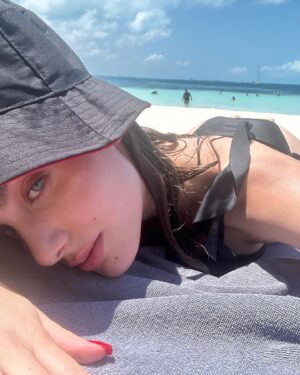 Sofía Carrera Instagram - Unos días de mamma mia en la playa o días de playa en mamma mia ? 🌴🥥🎭🪩