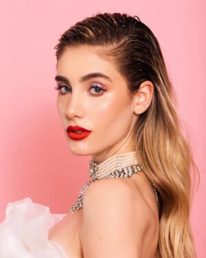 Sofía Carrera Instagram - glitter ✨🤍

pics 📸 by : @soymarioaragon 
stylist 💇🏼‍♀️ : @dvonwobeser 
makeup 💄by: @juanperaltamakeup