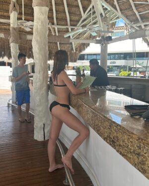 Sofía Carrera Instagram - Unos días de mamma mia en la playa o días de playa en mamma mia ? 🌴🥥🎭🪩