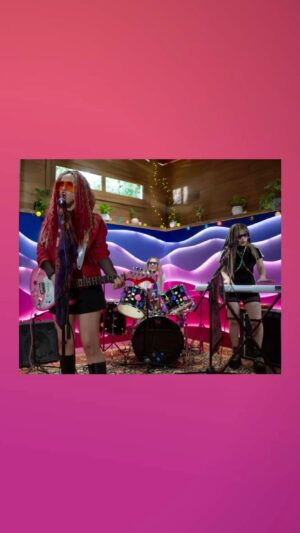 Sofía Carrera Instagram - Nace una nueva banda💫
Suban el volumen 🔊 que #fire 🔥 #raven 🐦‍⬛ y #gemma 💎 quieren que se entere el mundo entero!!!

#stm #setumisma #newsound #singalong #music #videoclip 

@warnermusicarg 
@famcontenidos 
@grupomediahub 
@yellow.kingdom