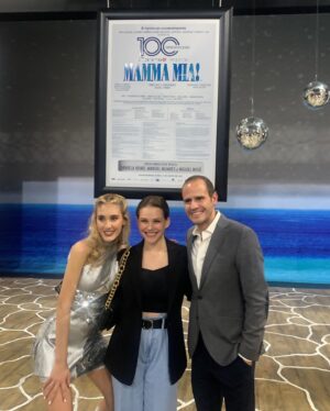 Sofía Carrera Instagram - 100 reps de mamma mia!💙💙🫰🏻🫰🏻gracias @tina_galindo @danielvillafane #claudiocarrera y toda la compañía de @mammamia_mx ✨🙏🏻