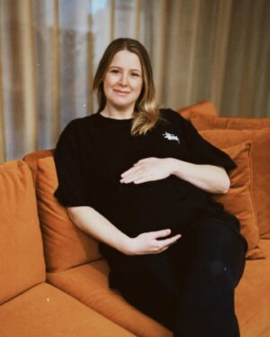 Sofia Dalén Instagram - tänk att baby ska få en baby!! (och Richard såklart) och jag längtar så 🩷 (tant Sofia ska lära den om allt som är viktigt)