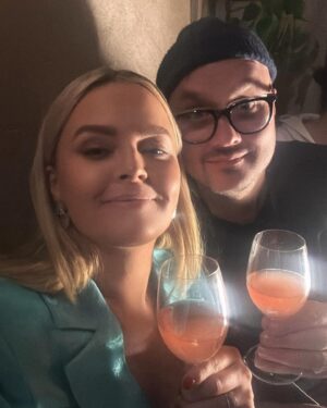 Sofia Dalén Instagram - vilken kväll! tack alla inblandade, det var så mysigt och kul att få komma in i mellobubblan för en kväll. o Börje hälsar också tack 🩵🩵