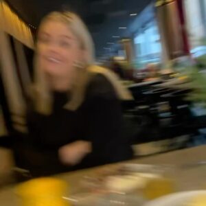 Sofia Dalén Instagram - Blev totalt överraskad i förmiddags under nyårsdagsfrukosten! Mitt i pannkakor och rufsigt hår blev jag tilldelas priset Årets Smålänning och försökte få fram något att säga - något med munnen, alltså SÄGA NÅGOT ÖVERHUVUDTAGET. Det blev stakande meningar, överrumplad reaktion, en timme i P4 med olika bekanta röster och ett försök till att visa min tacksamhet. Jag känner mig väldigt tacksam, detta var så roligt och ärofyllt. Mycket ”inte ska väl jag”-känslor! Tack @p4jonkoping för den fina utmärkelsen och sändningen ❤️