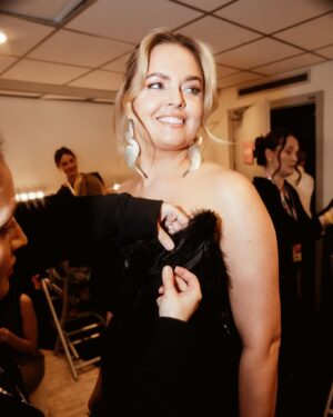 Sofia Dalén Instagram - ibland behöver man ställa de där riktigt konstiga frågorna. tack @grammissverige för att jag fick göra det igår på röda mattan! och tack @ulricaorn för förtroendet 💎 jag har inte vunnit något pris men tack @baharcorduene för klänningen (😵) tack @nilsmua för att du är en mästare på smink & hår (🫡) tack @emelieheleander för smycken (👑) tack @lucassolteiro1 & @michellekadir för att ni vill anlita mig gång på gång (🌹) GRATTIS ALLA SOM VANN och kram till resten (sändningen kommer på youtube) 🐦‍⬛