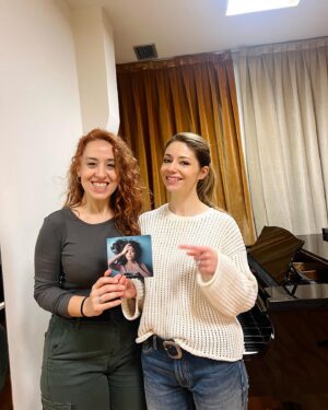 Sofia Escobar Instagram - Mirad qué regalito me trajo a clase @mrs_sofiaescobar  su disco firmado!! No me pudo hacer más ilusión 🥹😍
Es una pasada, no dejéis de escucharlo, también está en spotify!

Gracias @mrs_sofiaescobar por tu buen rollo y tu dulzura, es un honooor entrenar este maravilloso instrumento que tienes bonita!💜 

Si le dicen a la Patri de 12 años que iba a dar clase a la Christine del Fantasma de la ópera de Londres (con lo obsesionada que estaba con este musicaaal,😂 prácticamente aprendí a encontrar mi voz lírica con él) la Patri de 12 años lloraría muy fuertemente de emoción y no se lo creería.

Qué guay cómo acaban pasando las cosas en la vida a veces🥹💜

#canto #cantar #singer #voz #cantantes #clase #teatromusical #compositora #patriciagranvocalcoach #voice #regalo #disco #alumna #soprano