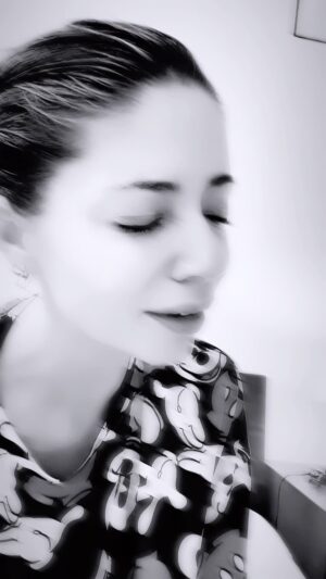 Sofia Escobar Instagram - I’ll never love again. Só porque sim… Porque gosto de cantar e porque gosto de vocês ❤️🎵