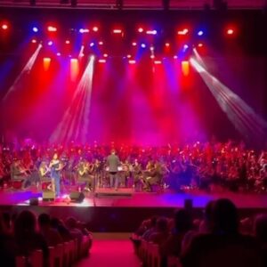 Sofia Escobar Instagram - Ontem foi assim que terminou o nosso concerto no @europarque no Festival Internacional de Música de Paços de Brandão. 200 brilhantes músicos em palco, 4 Bandas, Arrifana, Lobão, Souto e Vale. 4 Magníficos maestros, uma equipa técnica de sonho e uma sala esgotada. Nao consigo expressar a minha gratidão a todos os envolvidos. Foi uma noite de sonho ❤️ Obrigada ao Cirac  e  tanta gratidão Augusto Trindade pelo convite. Mais um momento marcante e uma noite inesquecivel na minha carreira. ❤️🙏🏻