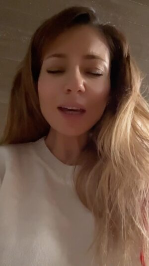 Sofia Escobar Instagram - A todos os que me seguem pelo mundo das redes sociais, a todos os que vão aos concertos e me enchem de carinho, um Feliz Natal, cheio de amor, magia e música! Para todos aqui deixo uma mensagem intemporal com desejo de paz #imagine Obrigada por um ano extraordinário 🙏🏻❤️🙏🏻